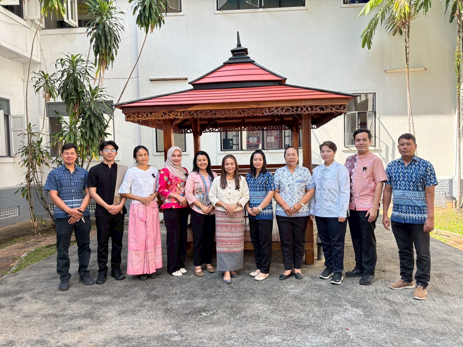 title - ส.ป.ก.สตูล ร่วมแต่งกายชุดไทยสไตล์พื้นถิ่น ภายใต้แนวคิด 